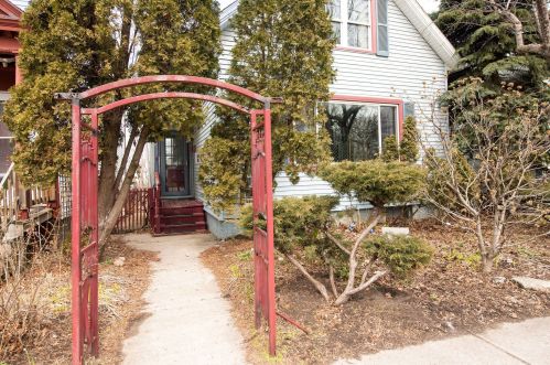 360 Bay St, Milwaukee, WI 53207-1236