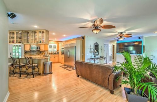 8919 Arrawana Ave, Tampa FL 33614-1810 exterior