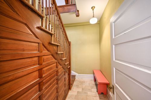 1122 Cass St, Milwaukee WI  53202-3323 exterior