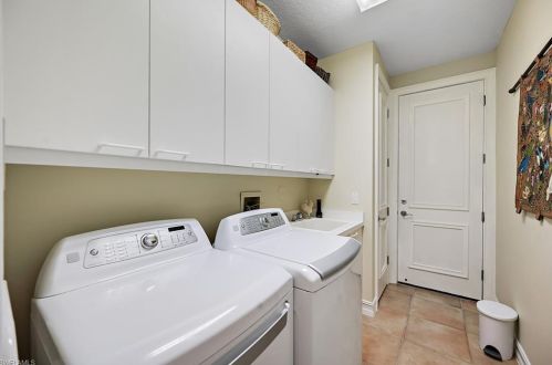 1052 Grand Isle Dr, Naples FL 34108-3325 exterior