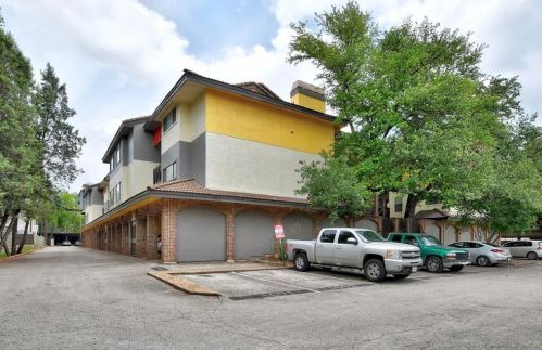 806 24th St, Austin TX  78705-4730 exterior