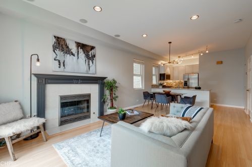 3645 Wayne Ave, Chicago, IL 60613-3717