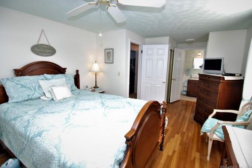 6 Buchanan Rd, Enfield CT 06082-5327 exterior