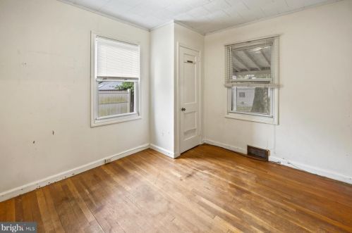 5 Fogarty Dr, Trenton NJ 08619-4320 exterior