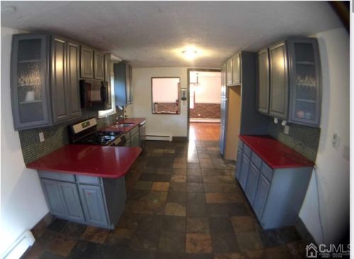 47 Runyons Ln, Edison NJ  08817-2219 exterior