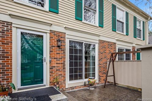 1495 Carriage Ln, Rochester, MI 48306-4212