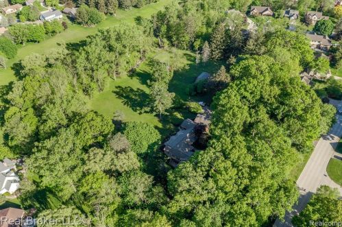 1300 Grandview Dr, Rochester MI 48306-4038 exterior