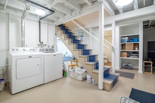 1110 Amostown Rd, West Springfield MA 01089-4309 exterior