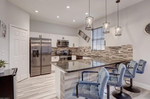 7468 Bristol Cir, Naples FL 34120-0693 exterior