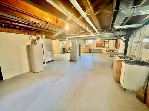 52 Laurel Ln, Springfield MA  01106-2004 exterior