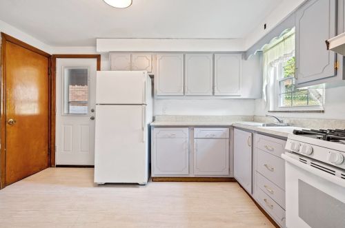 651 Loretta St, Pittsburgh, PA 15217-2823