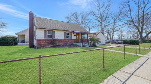 100 Gracie Dr, Babylon, NY 11703-3202