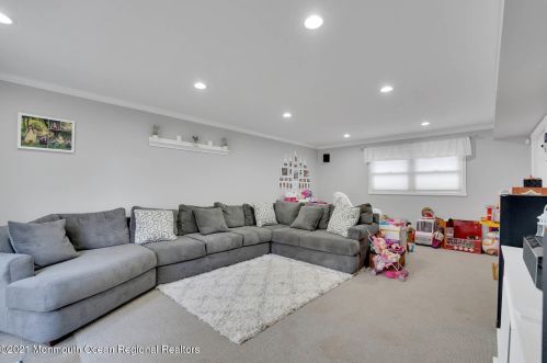 24 Sherwood Ln, Old Bridge NJ 08857-1635 exterior