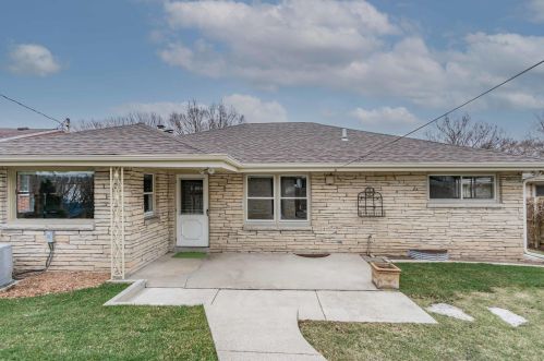 5796 Kinnickinnic Riv Pkwy, Milwaukee WI 53219-2231 exterior