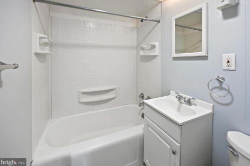 5 Fogarty Dr, Trenton NJ 08619-4320 exterior