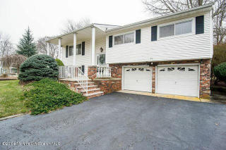 32 Warren Dr, Matawan, NJ 07747-1838