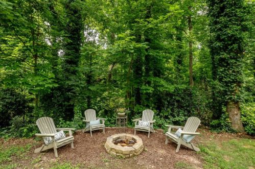 385 Castleridge Dr, Atlanta GA 30342-1312 exterior