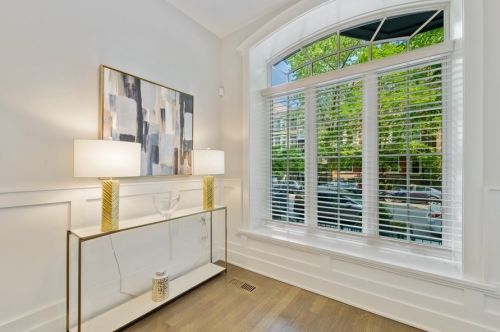 61 Elm St, Chicago IL 60610-2434 exterior