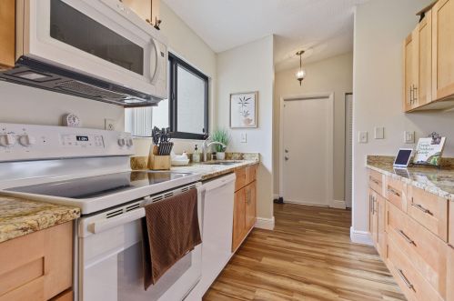 5 Mayfair Ln, Boynton Beach FL 33426-7717 exterior