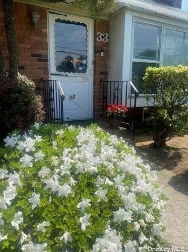 33 Fletcher Ave, Valley Stream, NY 11580-4021