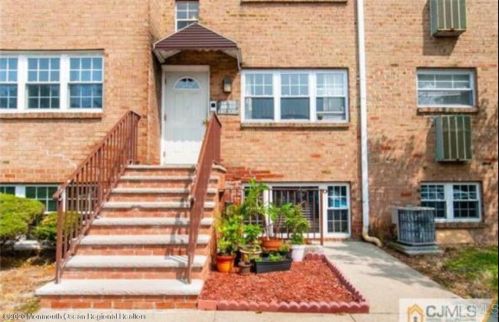 97 College Dr, Edison NJ 08817-5930 exterior