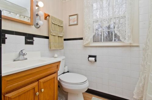 2 Egypt Rd, Ellington CT 06029-2430 exterior