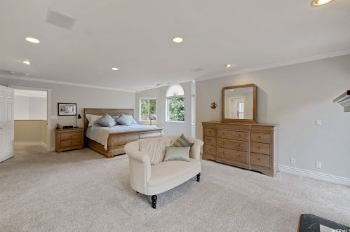 35 Lone Holw Dr, Sandy UT 84092-5530 exterior