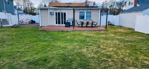 230 17th St, Babylon, NY 11704-2724