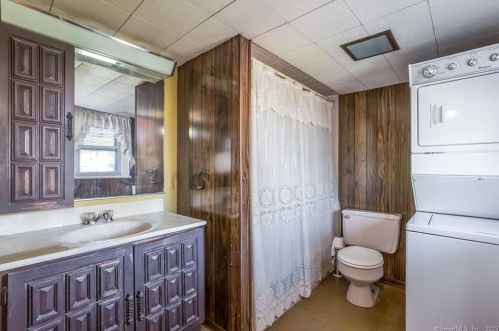 35 Fort Point St, Norwalk CT 06855-1224 exterior