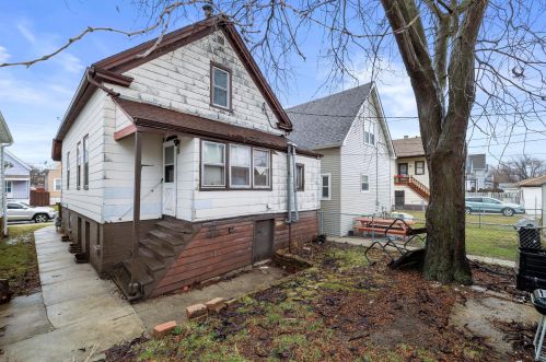 2460 18th St, Milwaukee, WI 53215-3044