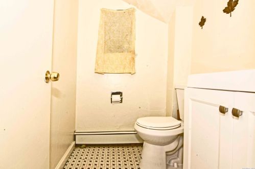 273 Essex St, Babylon NY 11704-2108 exterior