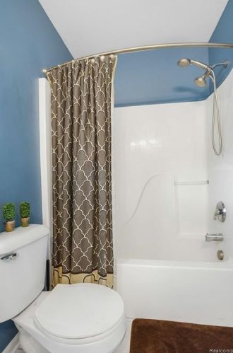 823 Cyn Crk Dr, Holly MI 48442-1560 exterior