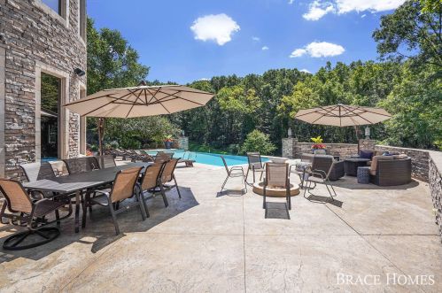 5057 Grand River Dr, Grand Rapids MI  49525-9768 exterior