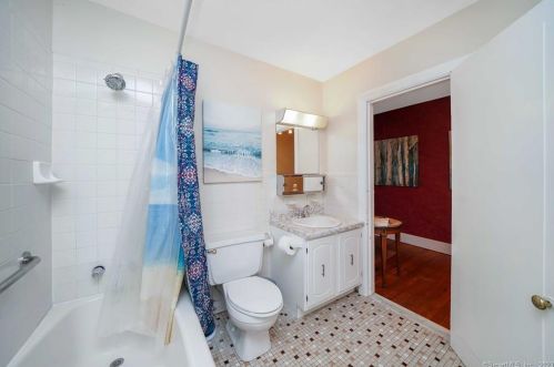 46 Glenwood St, Manchester CT  06040-6142 exterior