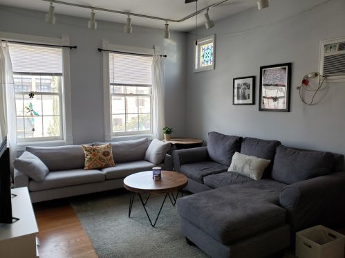 2111 Roscoe St, Chicago IL  60618-6219 exterior