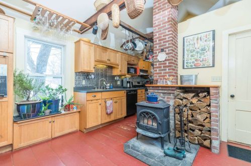 23 Hl St, Dover NH 03820-3111 exterior