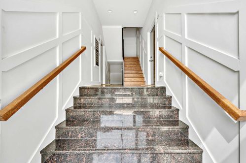 5656 Indiana Ave, Chicago, IL 60637-1204