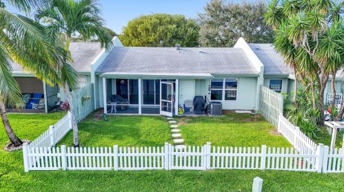28 Camden Ln, Boynton Beach FL 33426-7704 exterior