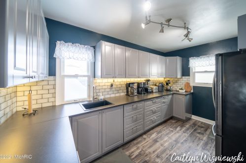 941 Northlawn St, Grand Rapids MI 49505-3717 exterior