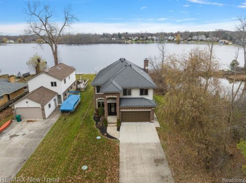 692 Appalachi St, Walled Lake MI  48390-1005 exterior