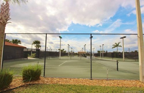 10092 Oak Tree Cir, Fort Pierce FL 34987-2454 exterior