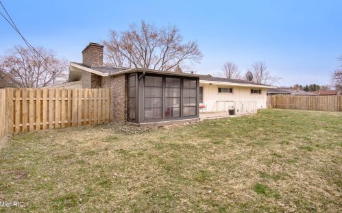 8696 Mdw Ln, Berrien Springs MI 49103-1426 exterior