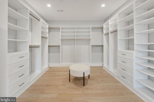 1422 Mayflower Dr, Mc Lean VA 22101-5615 exterior