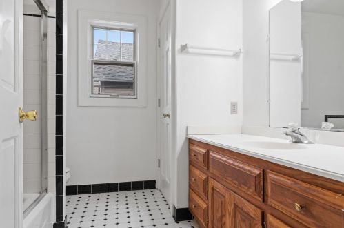 3253 Newhall St, Milwaukee WI 53211-3043 exterior