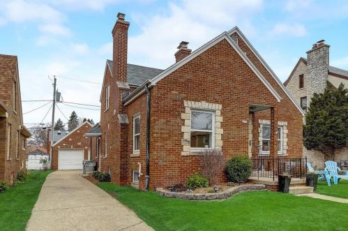 2777 70th St, Milwaukee, WI 53210-1222