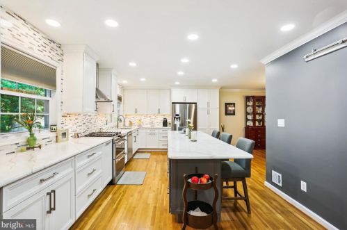 18052 Ml Crk Dr, Rockville MD 20855-1000 exterior