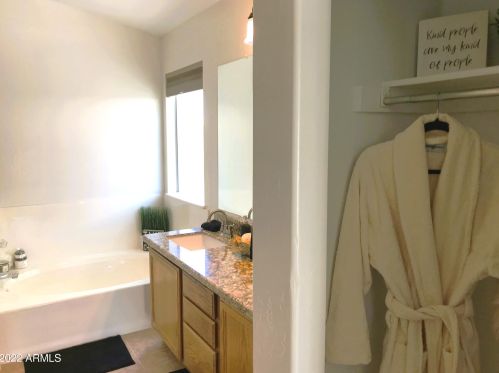 1424 Cathedral Rock Dr, Phoenix AZ 85048-8910 exterior