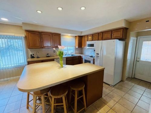 10 Alcar Dr, Providence, RI 02919-4720