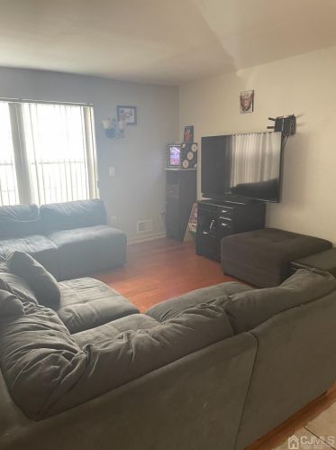 5 Guisborough Way, Edison, NJ 08820-4635