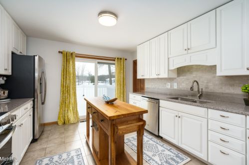 45551 Peninsula Dr, Grand Junction MI 49056-9462 exterior